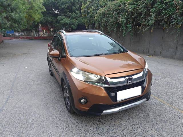 https://images10.gaadi.com/usedcar_image/4571348/original/processed_a72ef4774363d7f7e72639bb5e332e77.jpg?imwidth=6400