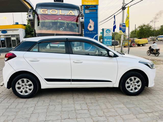 https://images10.gaadi.com/usedcar_image/4571362/original/processed_d4d12b395b513b86e3363827b43d04ce.jpg?imwidth=6401