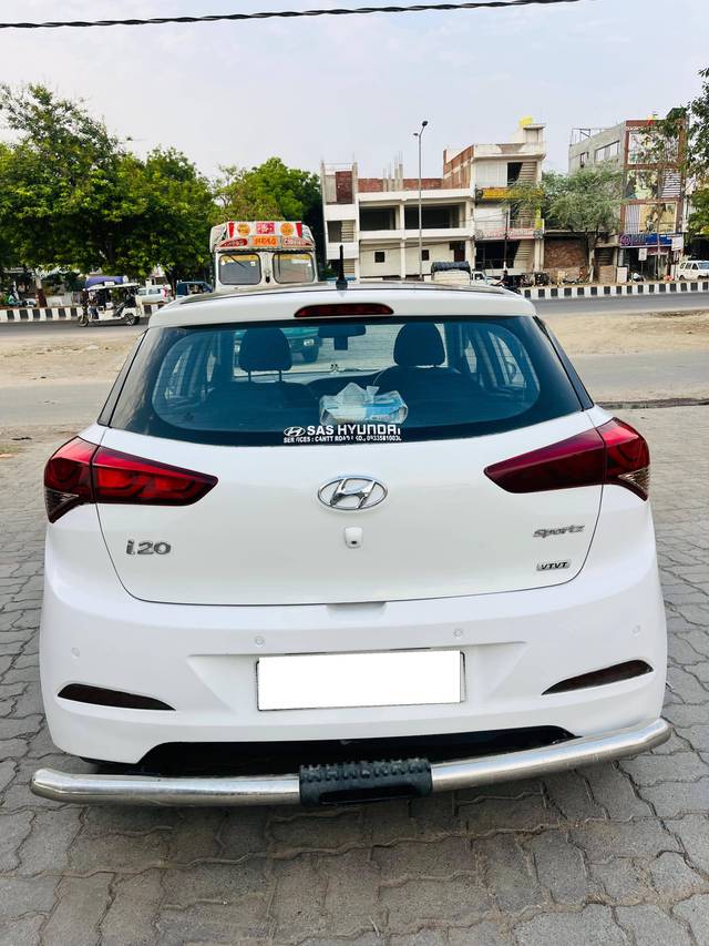 https://images10.gaadi.com/usedcar_image/4571362/original/processed_fc947f73e5c256c10c1df1369091399e.jpg?imwidth=6402