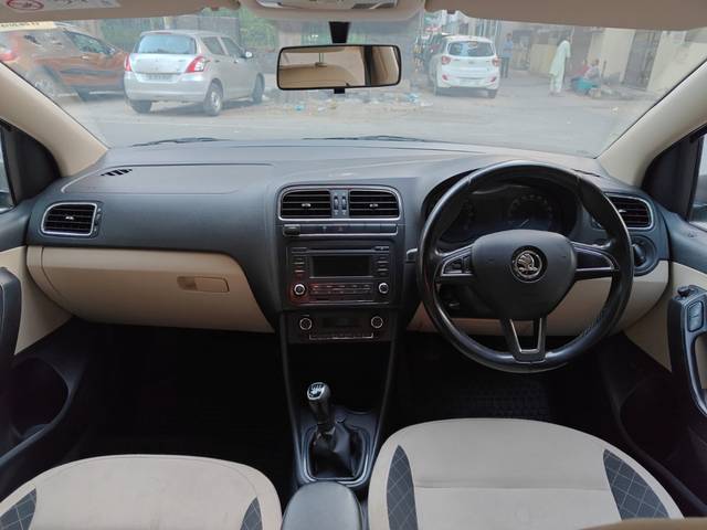https://images10.gaadi.com/usedcar_image/4571371/original/b4c3ec74c4d7d05b86d035af61fa5870.jpg?imwidth=6402