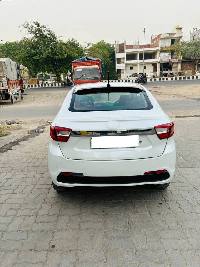 https://images10.gaadi.com/usedcar_image/4571375/original/processed_de813d65c0f9b19314abbd4feb0cd4f5.jpg?imwidth=6402