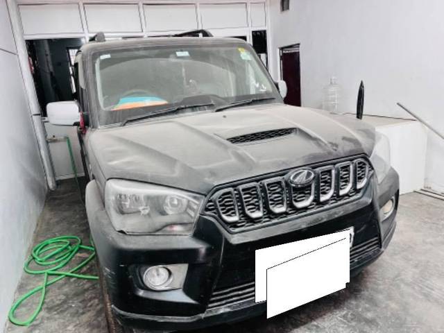 https://images10.gaadi.com/usedcar_image/4571387/original/processed_27841603-b43e-47e4-a22a-5e8db61112b0.jpeg?imwidth=6401