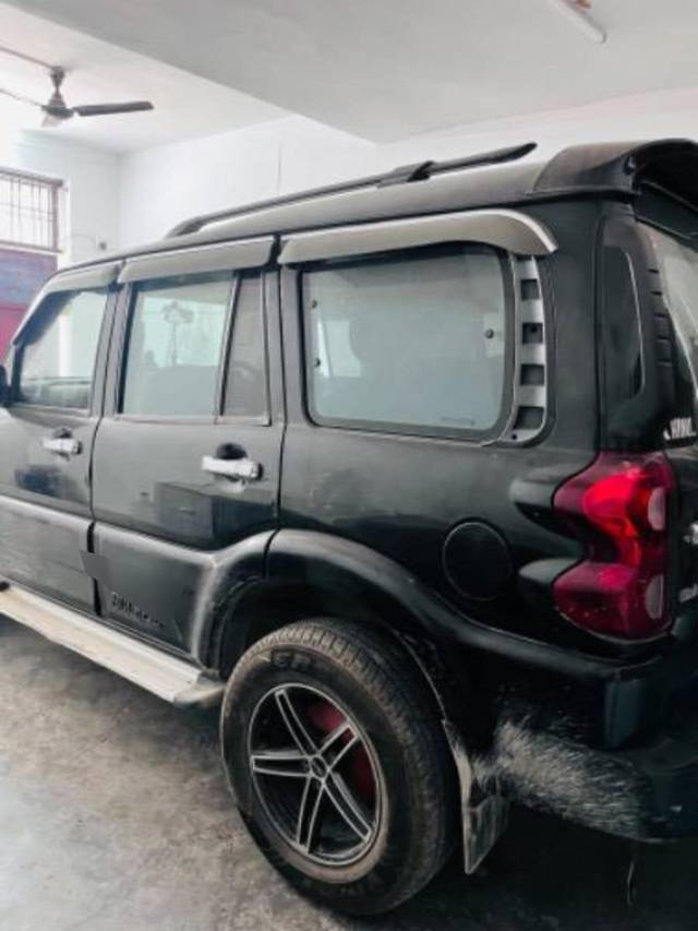 https://images10.gaadi.com/usedcar_image/4571387/original/processed_6fc9f74d-2977-455b-b1d5-883d4b9e643a.jpeg?imwidth=6402