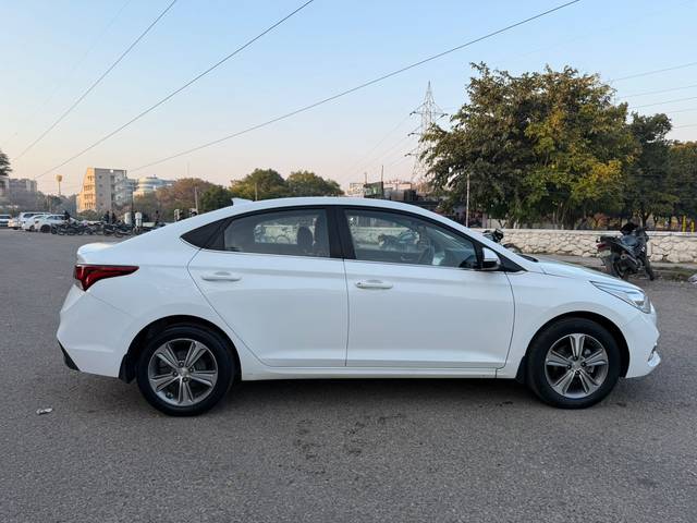 https://images10.gaadi.com/usedcar_image/4571431/original/7133a521ba3177ecf8b4b94465f54244.jpg?imwidth=6401