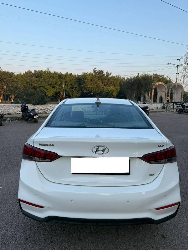 https://images10.gaadi.com/usedcar_image/4571431/original/processed_6519c36510508fb0fa06e1824e0b9cf0.jpg?imwidth=6402