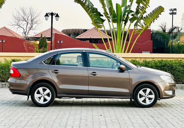 https://images10.gaadi.com/usedcar_image/4571511/original/26624098cb7891197438c3b75c063890.jpg?imwidth=6401