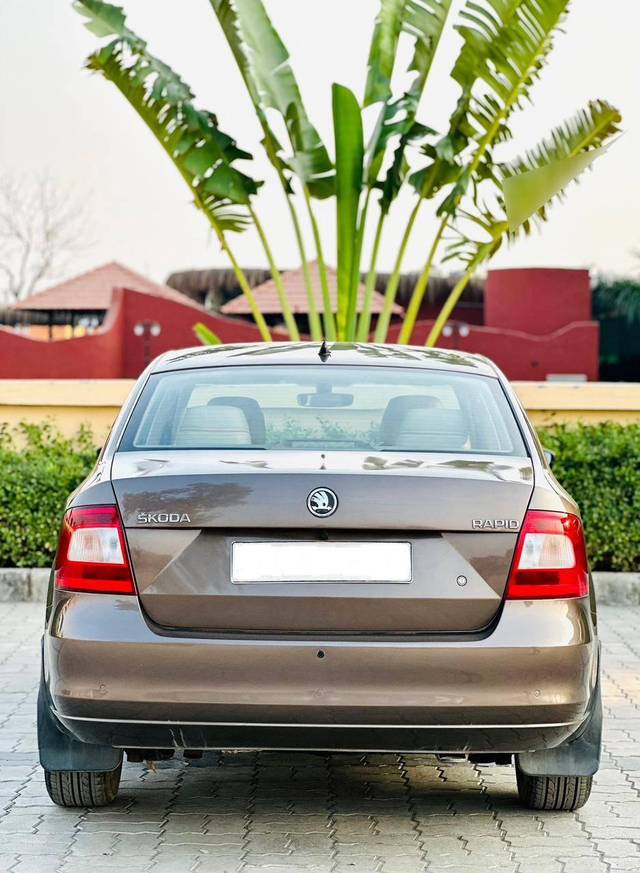 https://images10.gaadi.com/usedcar_image/4571511/original/processed_56bf97749e6aaa5979bf609590bb4392.jpg?imwidth=6402
