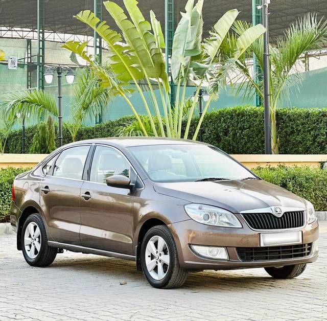 https://images10.gaadi.com/usedcar_image/4571511/original/processed_e64efc8171b0db6f5a40bbca1b058172.jpg?imwidth=6400