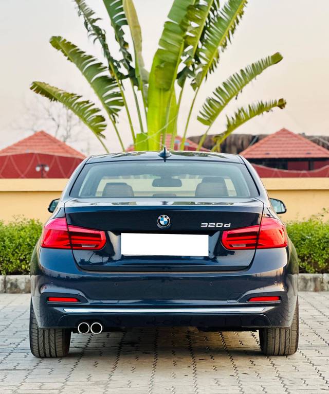 https://images10.gaadi.com/usedcar_image/4571615/original/processed_880821cbb9c50e7cc657a53385462e38.jpg?imwidth=6402