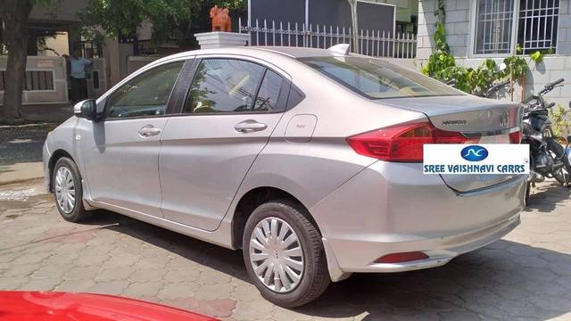 https://images10.gaadi.com/usedcar_image/4571628/original/processed_64ebe7e4779cbc3f7f907673379fd339.jpg?imwidth=6402