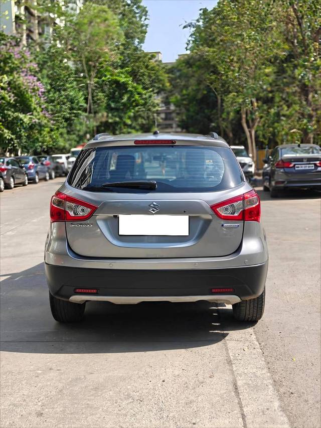 https://images10.gaadi.com/usedcar_image/4571634/original/processed_57dde2cf5ee439a49b417d81c5fd8438.jpg?imwidth=6402