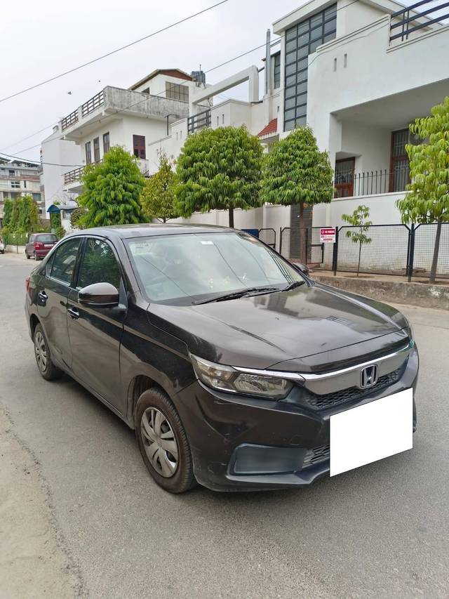 https://images10.gaadi.com/usedcar_image/4571659/original/processed_770fb133ce86ccc04cdab209b371b5cd.jpg?imwidth=6400