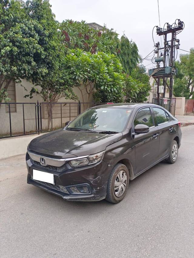 https://images10.gaadi.com/usedcar_image/4571659/original/processed_96f72c75a7884566a63762f7b66dfb0c.jpg?imwidth=6402