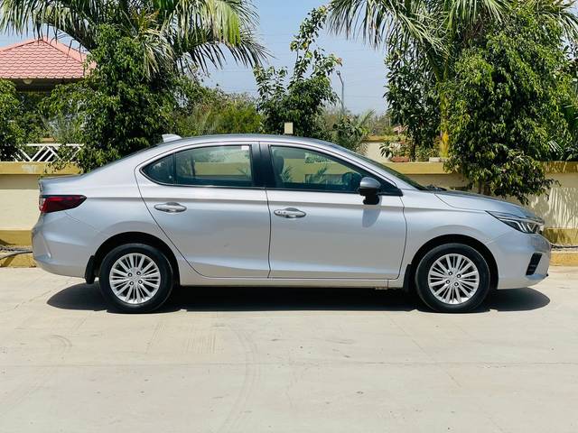 https://images10.gaadi.com/usedcar_image/4571727/original/a4e9e1a83e3ff0fa1dec7448a57630c3.jpg?imwidth=6401