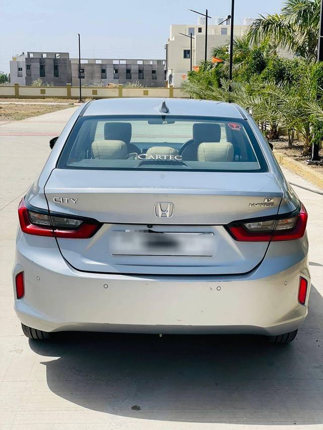 https://images10.gaadi.com/usedcar_image/4571727/original/processed_bf3e0e9b966c2980e09c5ba5f29e68ae.jpg?imwidth=6402