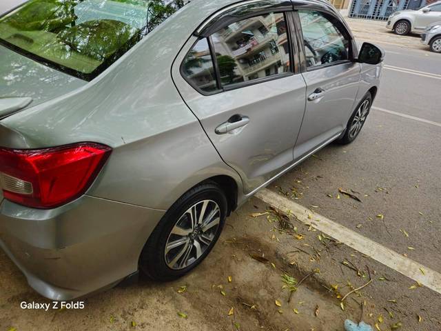 https://images10.gaadi.com/usedcar_image/4571749/original/processed_c5d77aa32348f09bb93ce64a0c6e8a94.jpeg?imwidth=6402