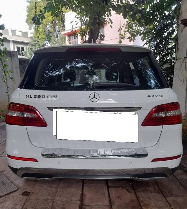 https://images10.gaadi.com/usedcar_image/4571750/original/processed_59e6944bd9ca07aaefd43e44a030bd93.jpeg?imwidth=6401