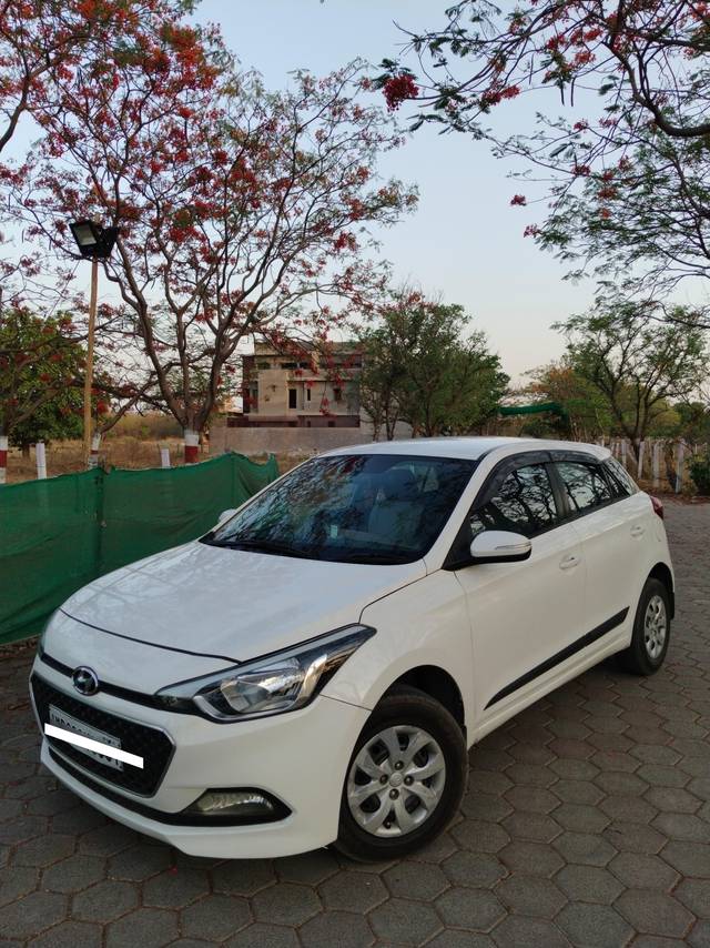https://images10.gaadi.com/usedcar_image/4571764/original/processed_c024ded659d0c31f9dcb30788b1f5a41.jpeg?imwidth=6400
