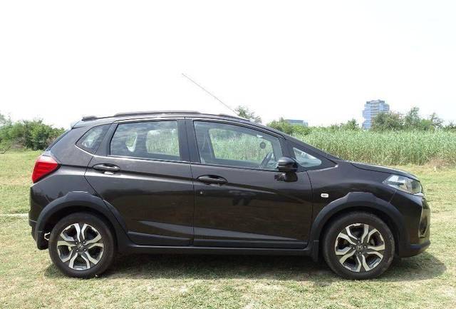 https://images10.gaadi.com/usedcar_image/4571795/original/processed_7c5c466d3c20893b255a36dcc4ffc7d4.jpeg?imwidth=6401
