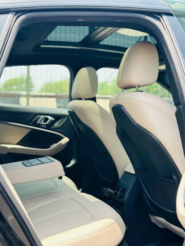 https://images10.gaadi.com/usedcar_image/4571801/original/48d2b378741166d047b310b46bedc840.jpg?imwidth=6402