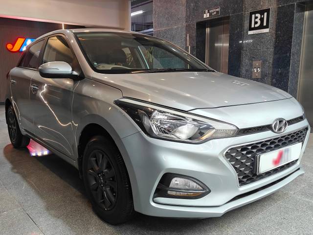 https://images10.gaadi.com/usedcar_image/4571811/original/processed_38b53ac51cf110839f58cd80be0e954e.jpg?imwidth=6400