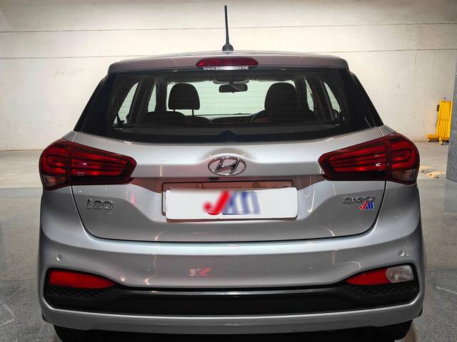 https://images10.gaadi.com/usedcar_image/4571811/original/processed_472cc63a43ad047fd194cc259dac6d38.jpg?imwidth=6402