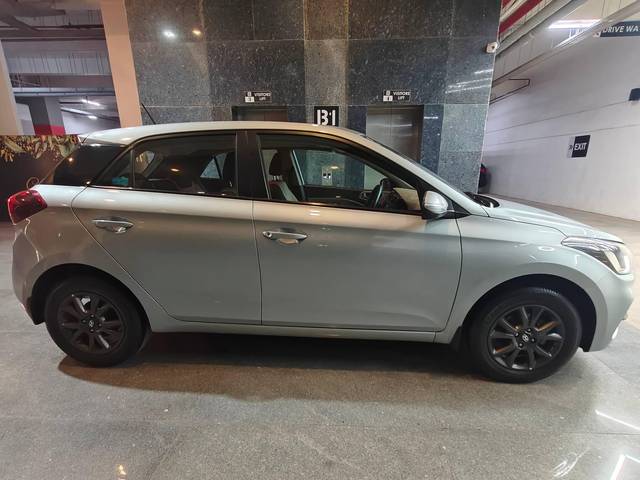 https://images10.gaadi.com/usedcar_image/4571811/original/processed_ff603b59111f97a46add7f82708b9d8b.jpg?imwidth=6401