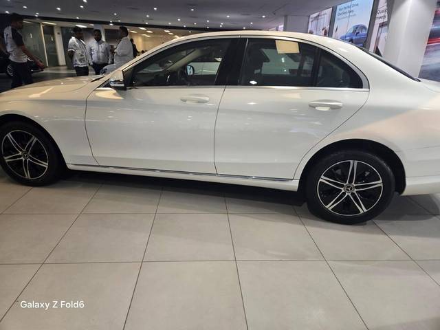 https://images10.gaadi.com/usedcar_image/4571830/original/processed_47a06cd0dd023fb3db6580f58c334cd0.jpg?imwidth=6402