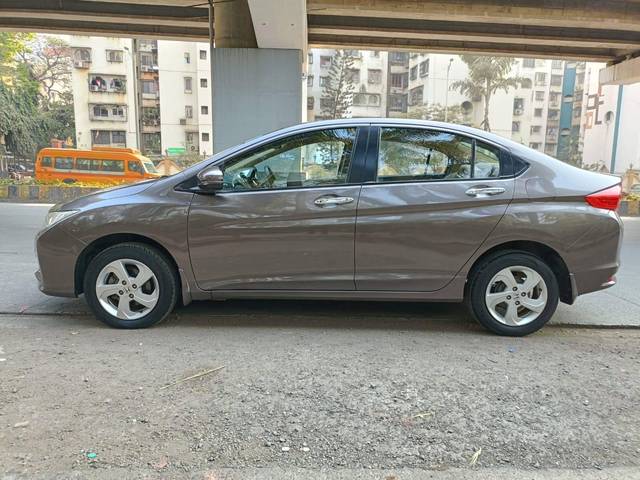 https://images10.gaadi.com/usedcar_image/4571875/original/processed_33e16e99d874d4534d7e1da222b61530.jpeg?imwidth=6402