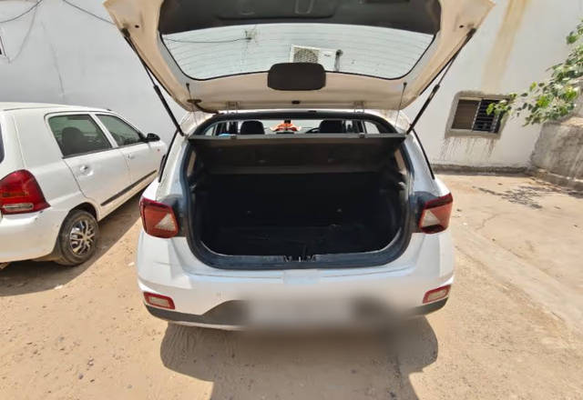 https://images10.gaadi.com/usedcar_image/4571915/original/89f9fe7d-7728-4cf3-b142-2764bd7a97c5.?imwidth=6402