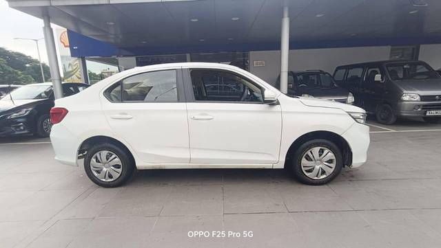 https://images10.gaadi.com/usedcar_image/4571921/original/processed_2c8e1f7b2ebe834f18f45e4f30801864.jpg?imwidth=6401