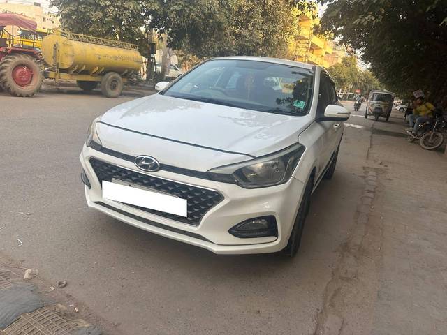 https://images10.gaadi.com/usedcar_image/4571945/original/processed_21940070-618f-4489-b00a-4f58eb855bff.jpg?imwidth=6402
