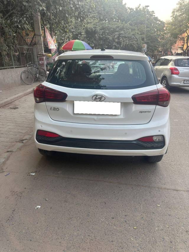 https://images10.gaadi.com/usedcar_image/4571945/original/processed_f9428576-2414-4969-b79d-7420b4fc142e.jpg?imwidth=6401