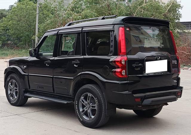 https://images10.gaadi.com/usedcar_image/4571946/original/processed_45dc5547-ab17-4ae1-b2d9-e208f766a9f8.jpg?imwidth=6402