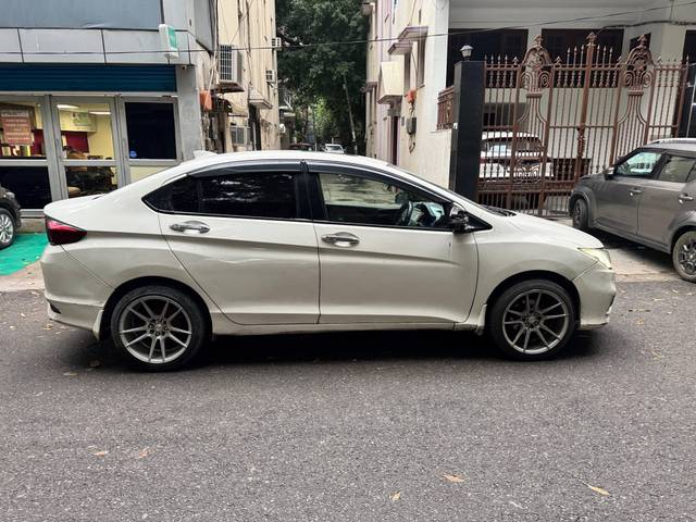 https://images10.gaadi.com/usedcar_image/4571963/original/processed_2342628f-96e2-4305-ba2c-dba81c8c17e5.jpg?imwidth=6401