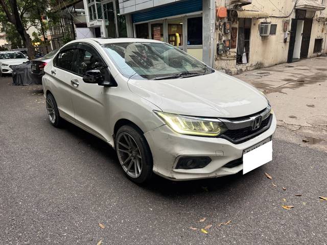 https://images10.gaadi.com/usedcar_image/4571963/original/processed_823b7842-fcd4-4fde-943e-c294680d6872.jpg?imwidth=6400