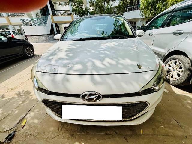 https://images10.gaadi.com/usedcar_image/4571989/original/processed_c01bd840-3913-4d40-85bf-3c7c18f09b46.jpeg?imwidth=6400