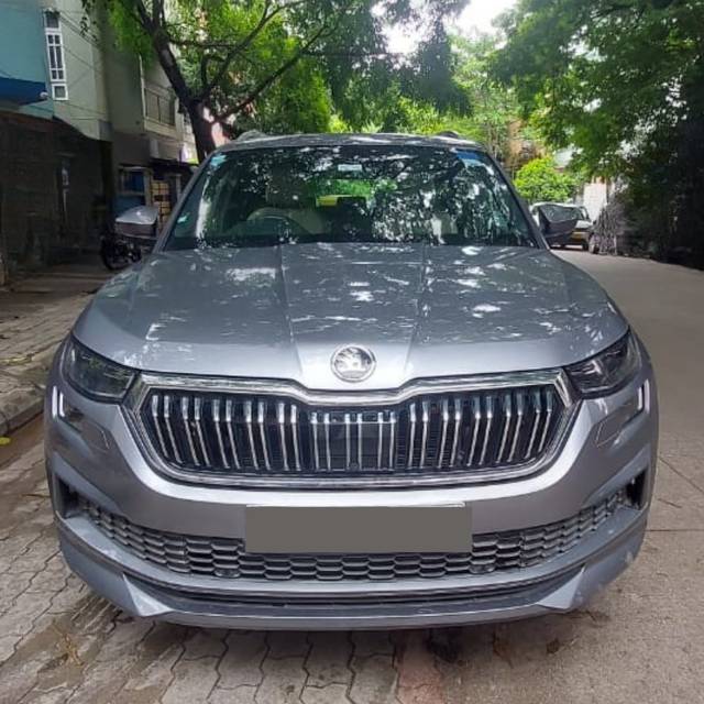 https://images10.gaadi.com/usedcar_image/4572014/original/b597bd4d3af9641fa0bb172e6964e071.jpg?imwidth=6400