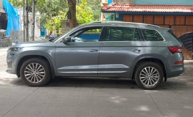 https://images10.gaadi.com/usedcar_image/4572014/original/c1198234d9737226aa2862528cb74eba.jpg?imwidth=6402