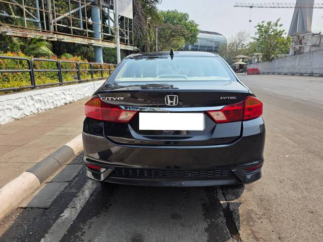 https://images10.gaadi.com/usedcar_image/4572063/original/processed_2a266a3afe09bf3d93608461dd080ac1.jpg?imwidth=6402