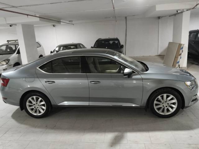 https://images10.gaadi.com/usedcar_image/4572086/original/eaf91e1b3dd473a88c1c01d92dc87dcc.jpg?imwidth=6401