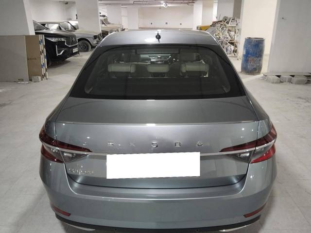 https://images10.gaadi.com/usedcar_image/4572086/original/processed_a066c5923b77a683204b594e9a8ded01.jpg?imwidth=6402