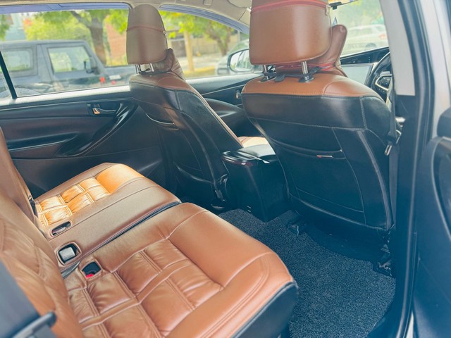 Toyota Innova Crysta 2.4 G MT BSIV Second-hand 2017 Toyota Innova Crysta 2.4 G MT BSIV for sale in Zirakpur-6