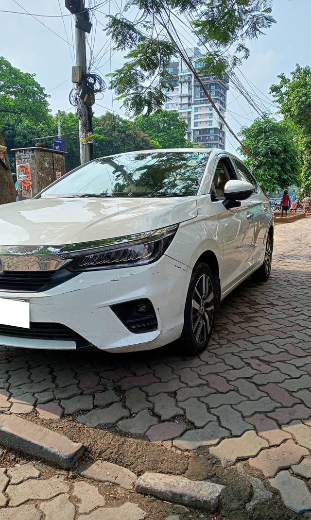 https://images10.gaadi.com/usedcar_image/4572112/original/processed_c8a58e6d21efed7190fc8bdfbf84104c.jpg?imwidth=6402