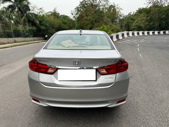 https://images10.gaadi.com/usedcar_image/4572143/original/processed_21959f56-104d-4665-9848-320708655417.jpg?imwidth=6402