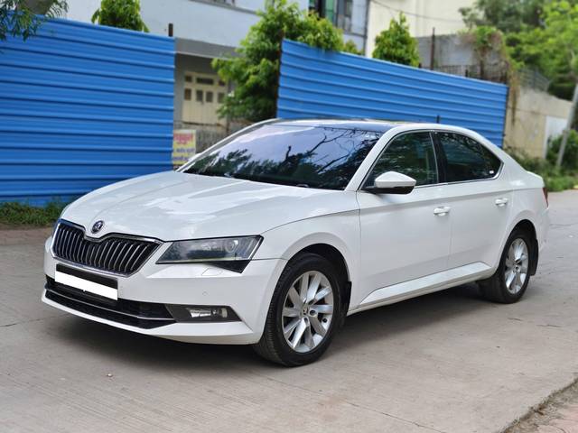 https://images10.gaadi.com/usedcar_image/4572163/original/processed_284f8018e9d118cd19ade69c7545e758.jpg?imwidth=6402