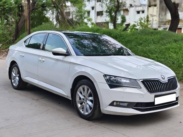 https://images10.gaadi.com/usedcar_image/4572163/original/processed_9cb264c4445dc120797ab399f2c34529.jpg?imwidth=6400