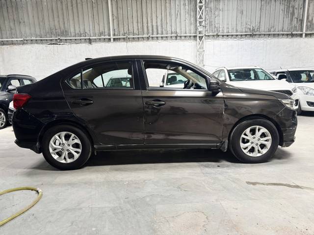 https://images10.gaadi.com/usedcar_image/4572169/original/processed_9a66ec8a85837c48db23ca5ef36d7f6a.jpg?imwidth=6401