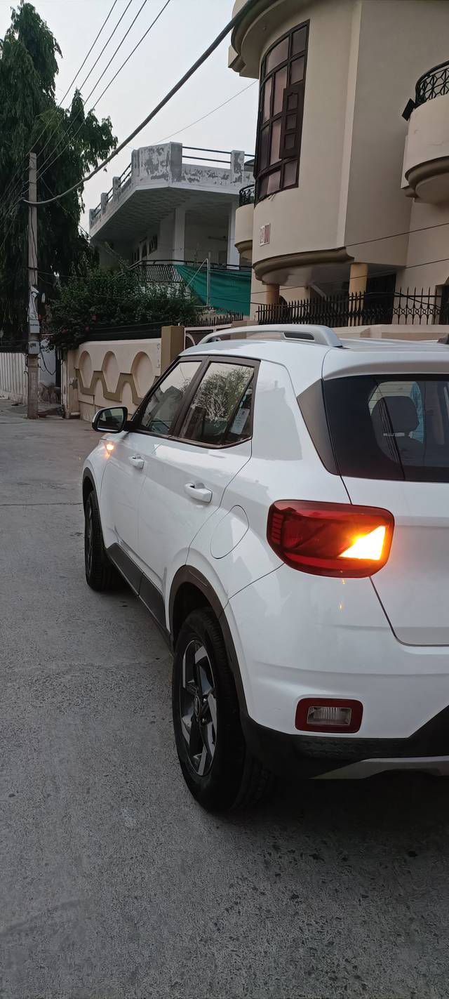 https://images10.gaadi.com/usedcar_image/4572177/original/dfb5a228843bb0755a33bc75cc716cd0.jpg?imwidth=6402