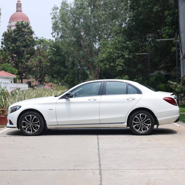https://images10.gaadi.com/usedcar_image/4572178/original/processed_38f79019-0303-49d2-b551-94a15d219a75.jpg?imwidth=6402